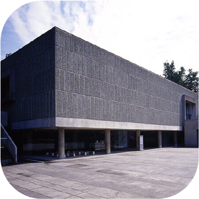 国立西洋美術館本館＜2016年7月 世界文化遺産登録＞ 所在地：東京都 竣工年：2016年（改修工事） 規模：地上3階、地下1階、4,399㎡ 会館時間：9:30～17：30（冬季は～17：00）、金曜日は20：00※入館は閉館の30分前まで 休館日：月曜日（休日の場合は翌火曜日）、年末年始